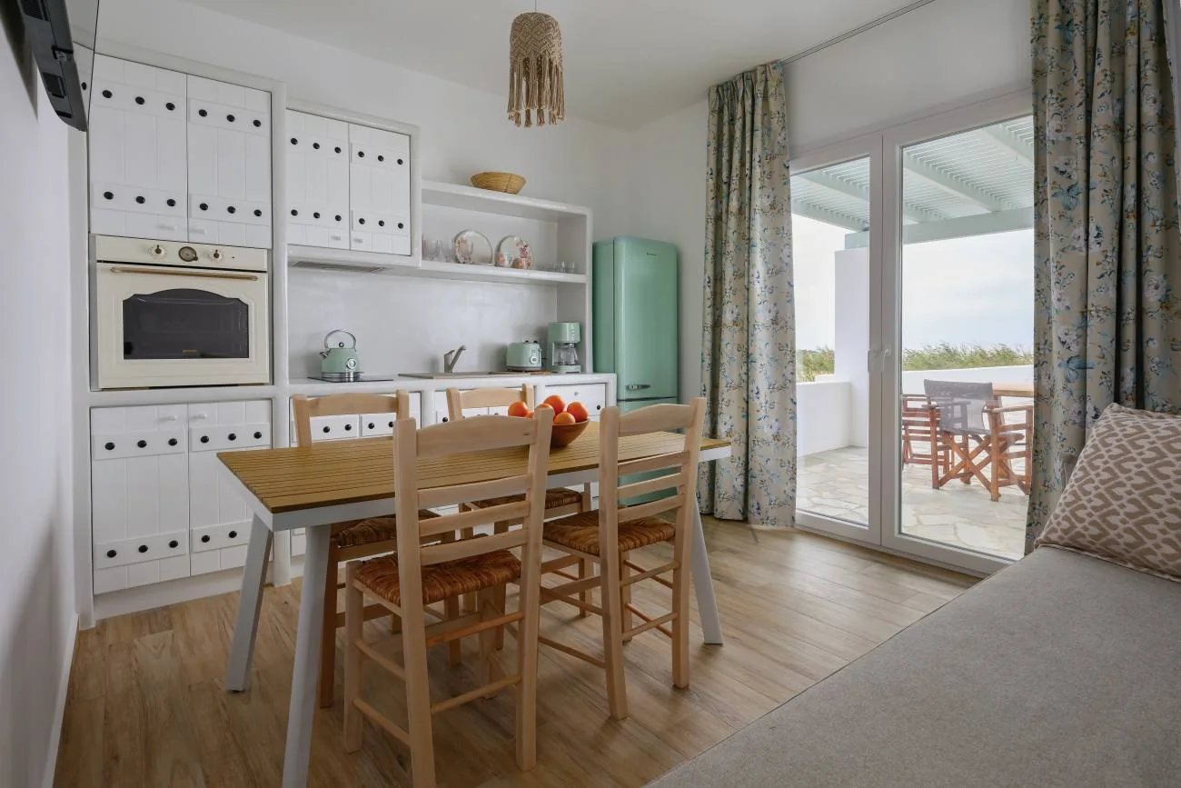 Fully equipped kitchen and dining area