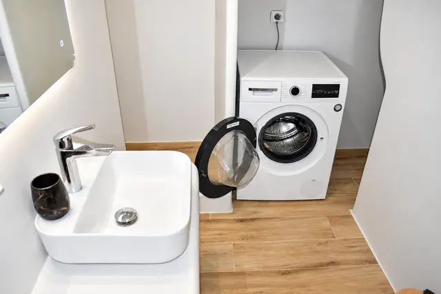 Bathroom with washbasin and washing machine